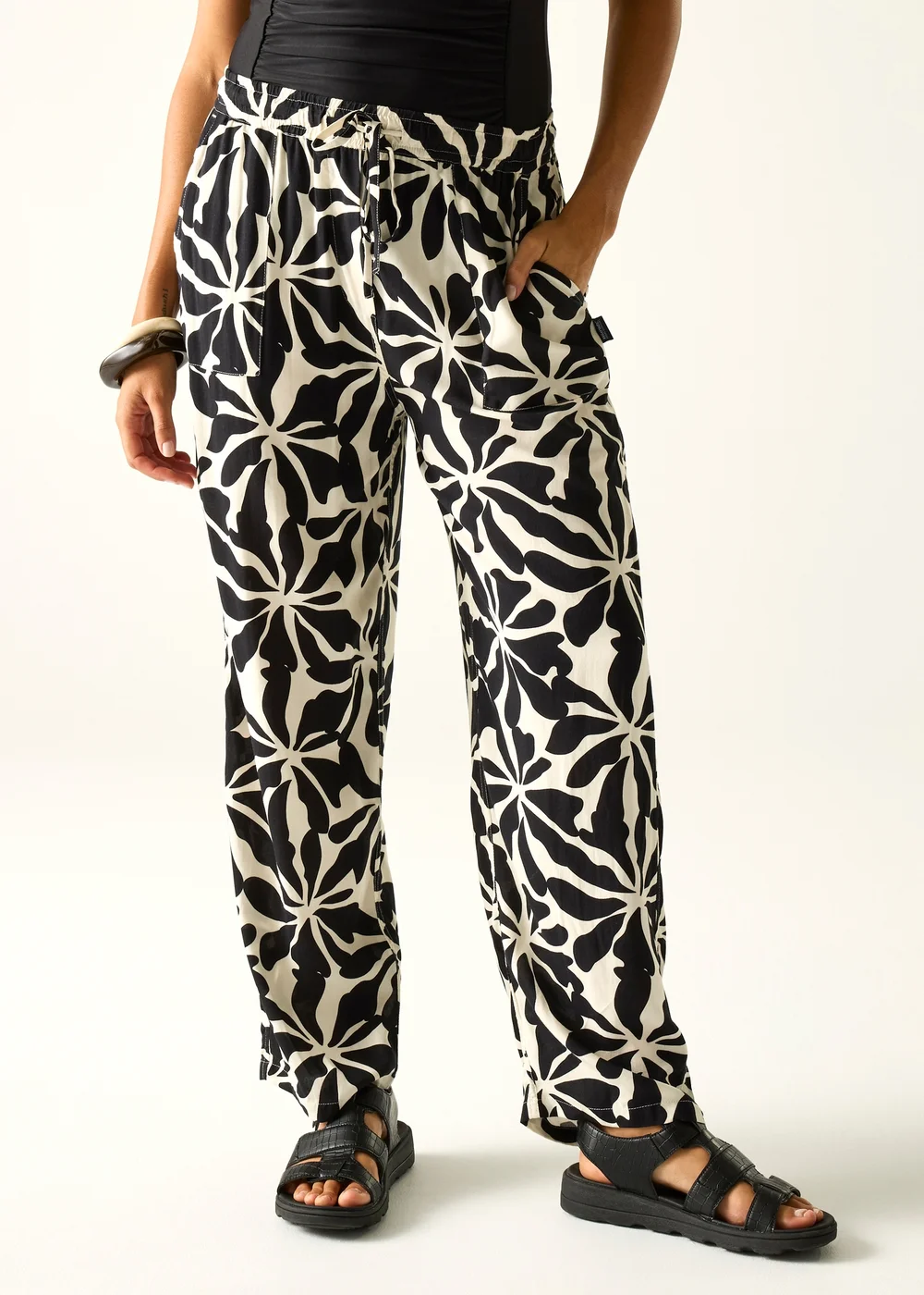Regatta Abstract Floral Elbrie Lightweight Trousers - 10 Image 2