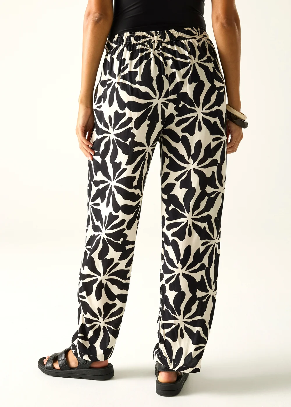 Regatta Abstract Floral Elbrie Lightweight Trousers - 10 Image 3