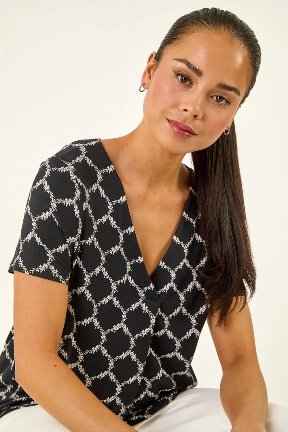 Roman Black Petite Abstract V-Neck Stretch Top - 18 Image 1