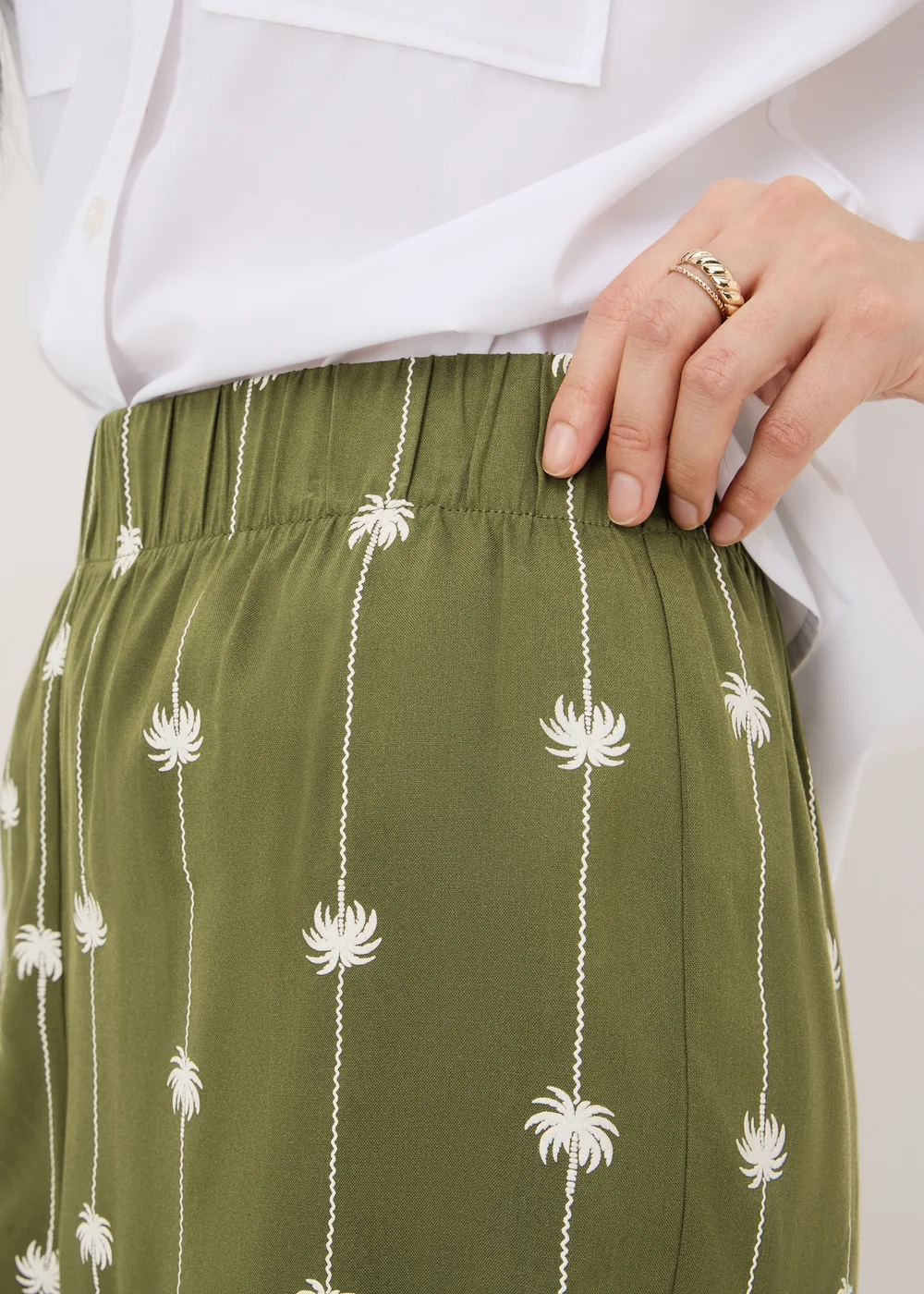 Papaya Petite Khaki Palm Tree Elasticated Shorts - 12 Image 3