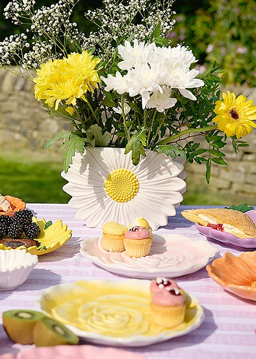 The Cottage Garden White & Yellow Vase Daisy - One Size Image 3