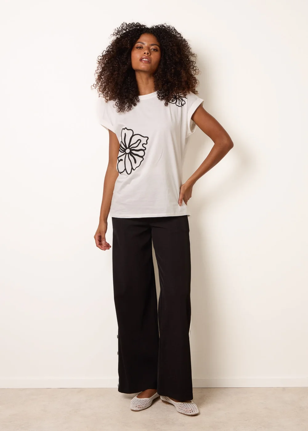 Blue Vanilla Ivory T-Shirt With Big Floral Embroidery - M/L Image 2