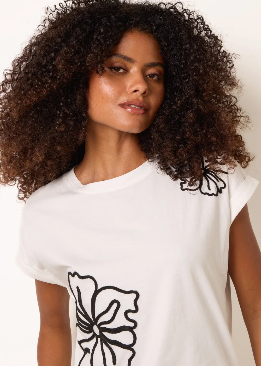 Blue Vanilla Ivory T-Shirt With Big Floral Embroidery - M/L Image 3
