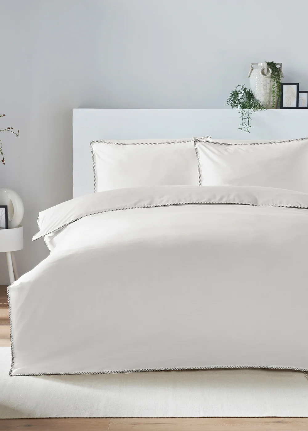White Blanket Stitch Edge Duvet Set - Double Image 1
