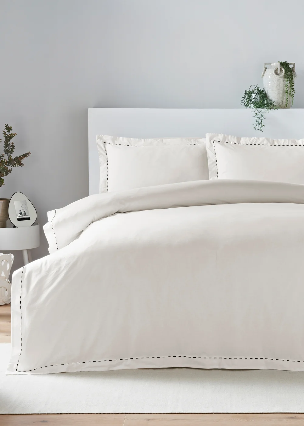 White Contrast Stitch Oxford Edge Duvet Set - Double Image 1