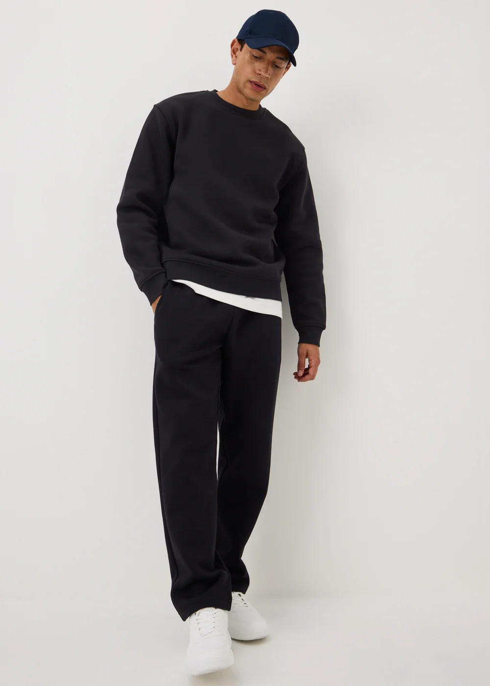 Black Relaxed Crew Neck Sweatshirt - S Image 1