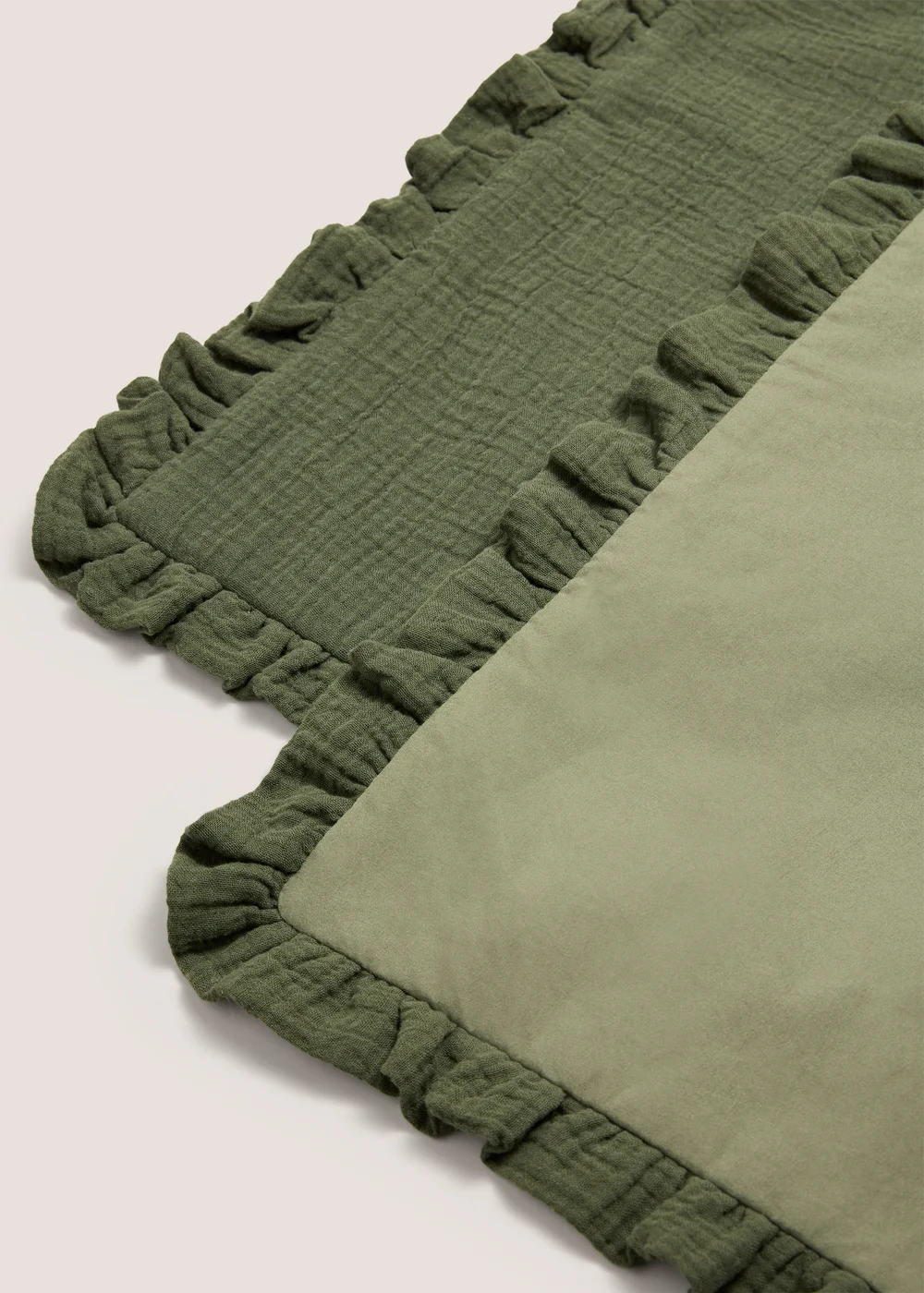 2 Pack Green Ruffled Placemat Image 2