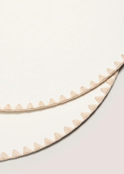 2 Pack White Round Placemats Image 2