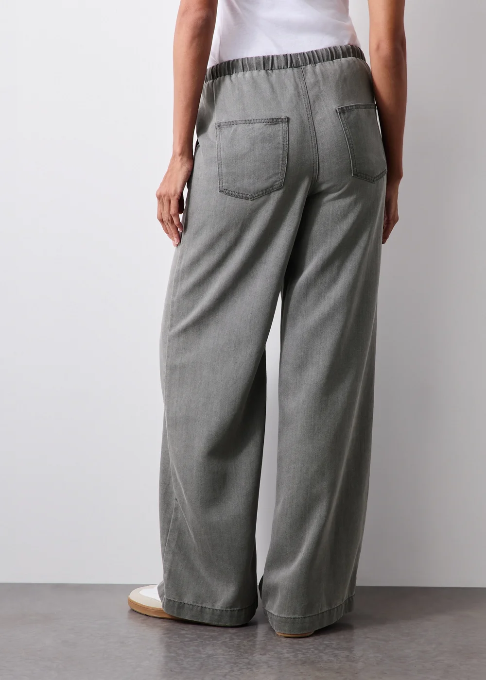 Grey Mid Rise Wide Leg Comfort Jeans - 24/L29 Image 2