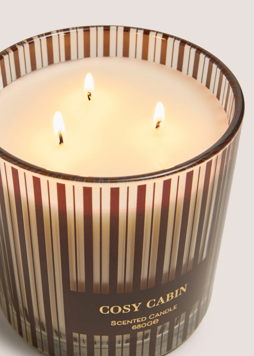 Cosy Cabin Christmas Scented Candle Image 2
