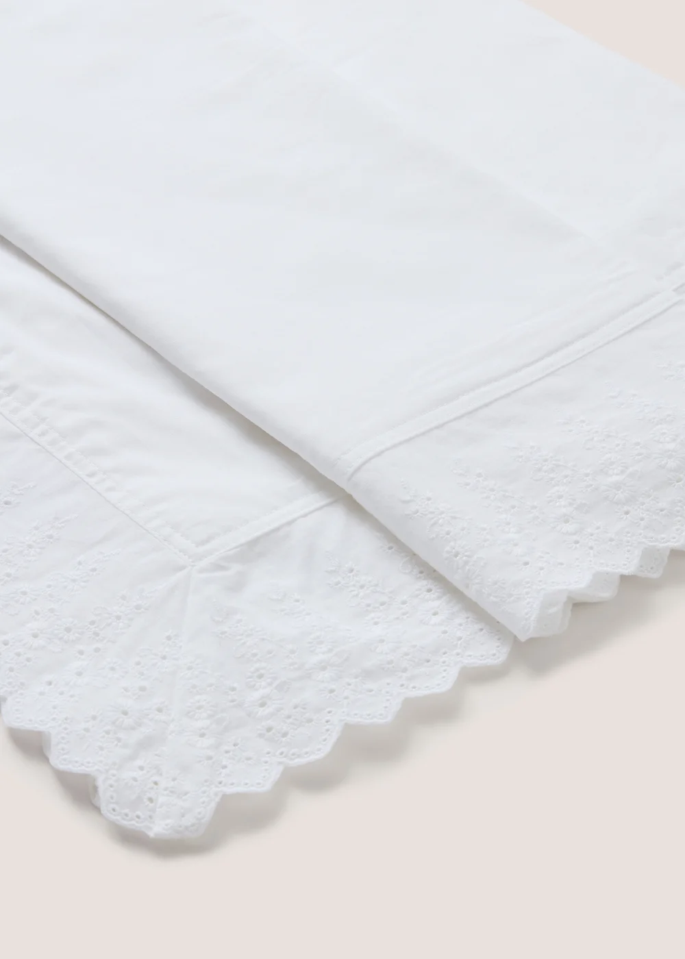 White Lace Edge Tablecloth Image 1