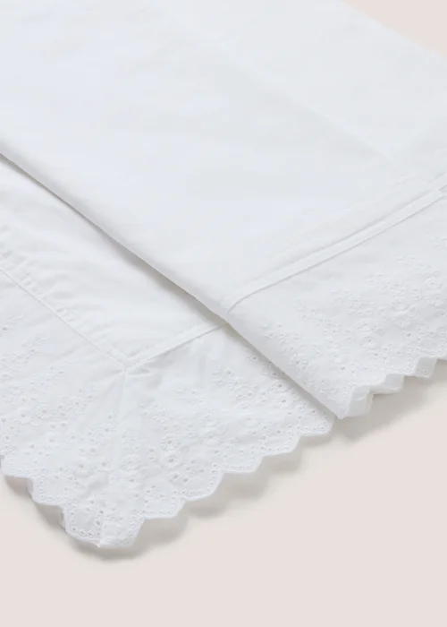 White Lace Edge Tablecloth Image 1