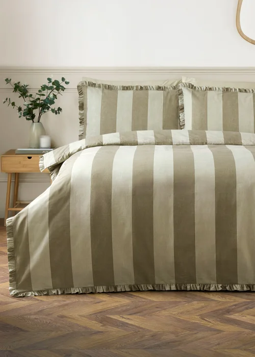 Green Wide Stripe Pleat Duvet Set - Double Image 1