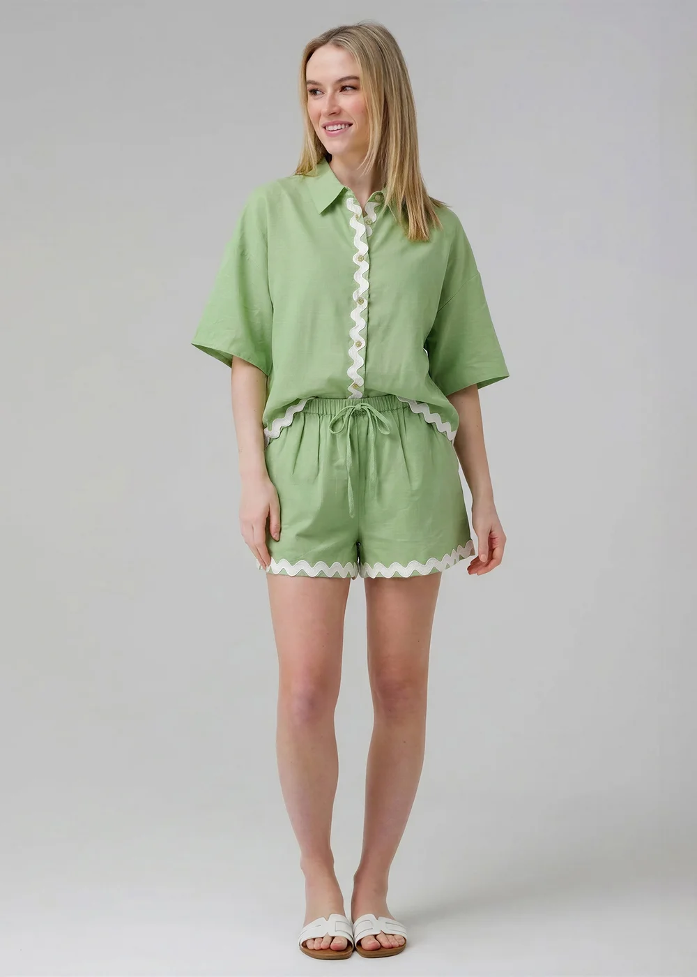 Wednesday's Girl Green Cotton Linen Zig Zag Hem Shorts - 14 Image 3