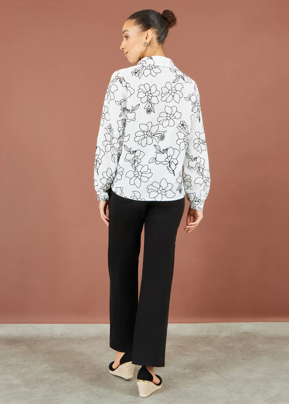 Yumi White Scribble Floral Embroidered Shirt - 10 Image 3