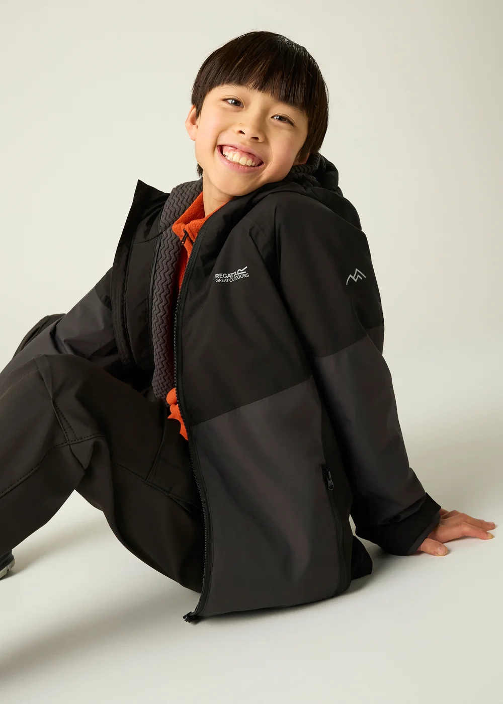 Regatta Black/Grey Hillain Isotex Waterproof Jacket (3-13 years) - 9-10 Yrs Image 3