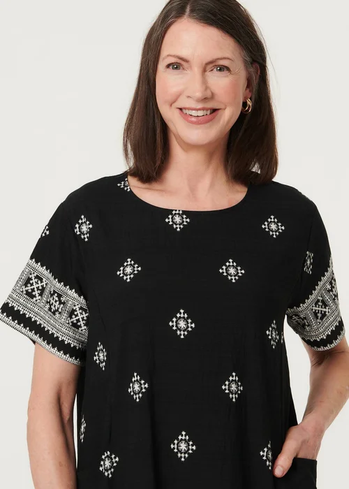 Izabel London Black Border Printed Knee Length Shift Dress - 8 Image 4
