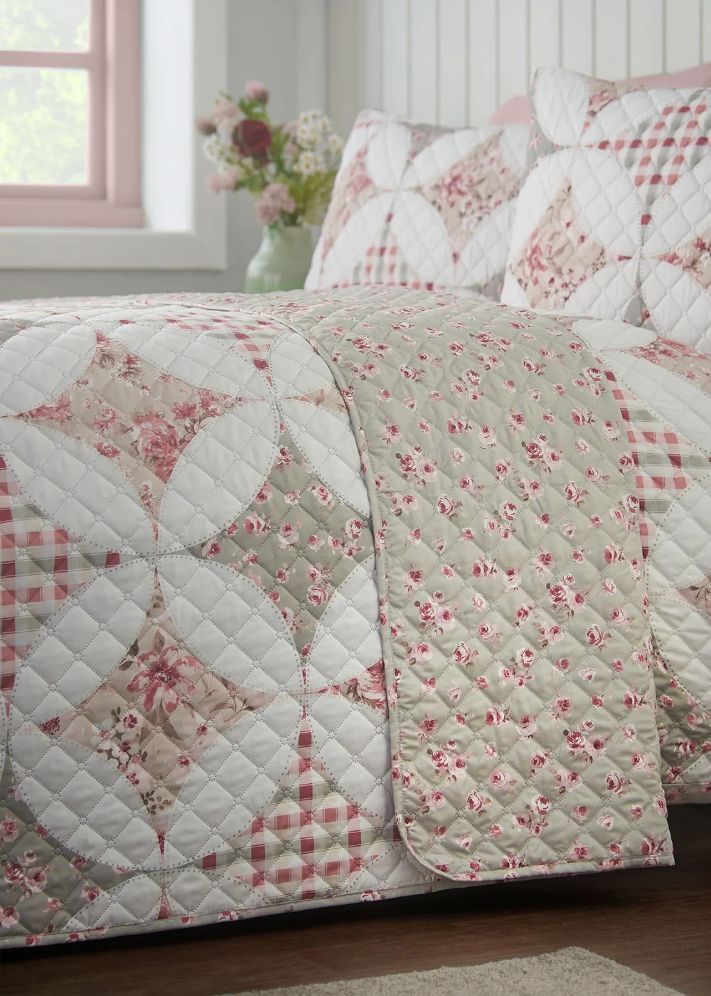 Catherine Lansfield Pinsonic Patchwork Quilted 220x230cm Bedspread Green - One Size Image 2