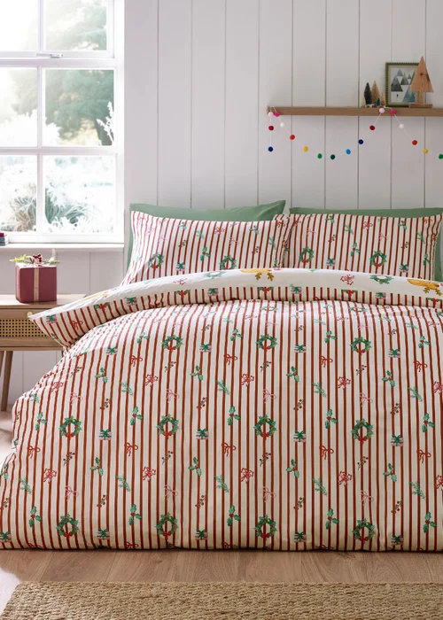 Catherine Lansfield Capybara Christmas Reversible Duvet Cover Set Cream - Junior Image 2