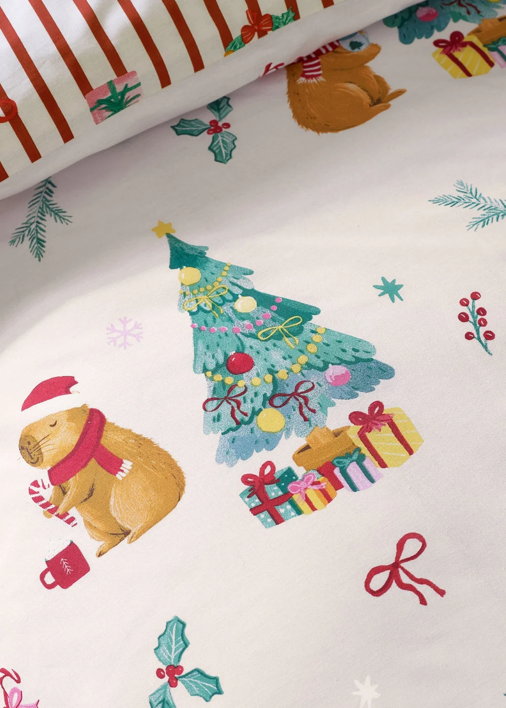 Catherine Lansfield Capybara Christmas Reversible Duvet Cover Set Cream - Junior Image 4
