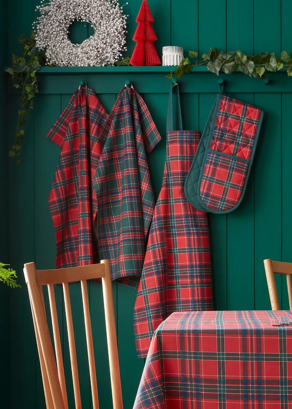 Catherine Lansfield Christmas Tartan Check Cotton 70x80cm Kitchen Adult Apron Red / Green - One Size Image 3