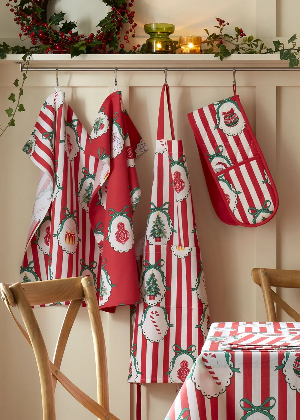 Catherine Lansfield Christmas Vintage Stripe Cotton 50x70cm Kitchen Tea Towel Pack of 4 Red - One Size Image 3