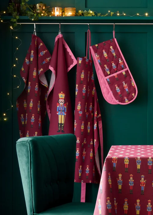 Catherine Lansfield Christmas Nutcracker Cotton Kitchen Double Oven Glove Plum - One Size Image 3