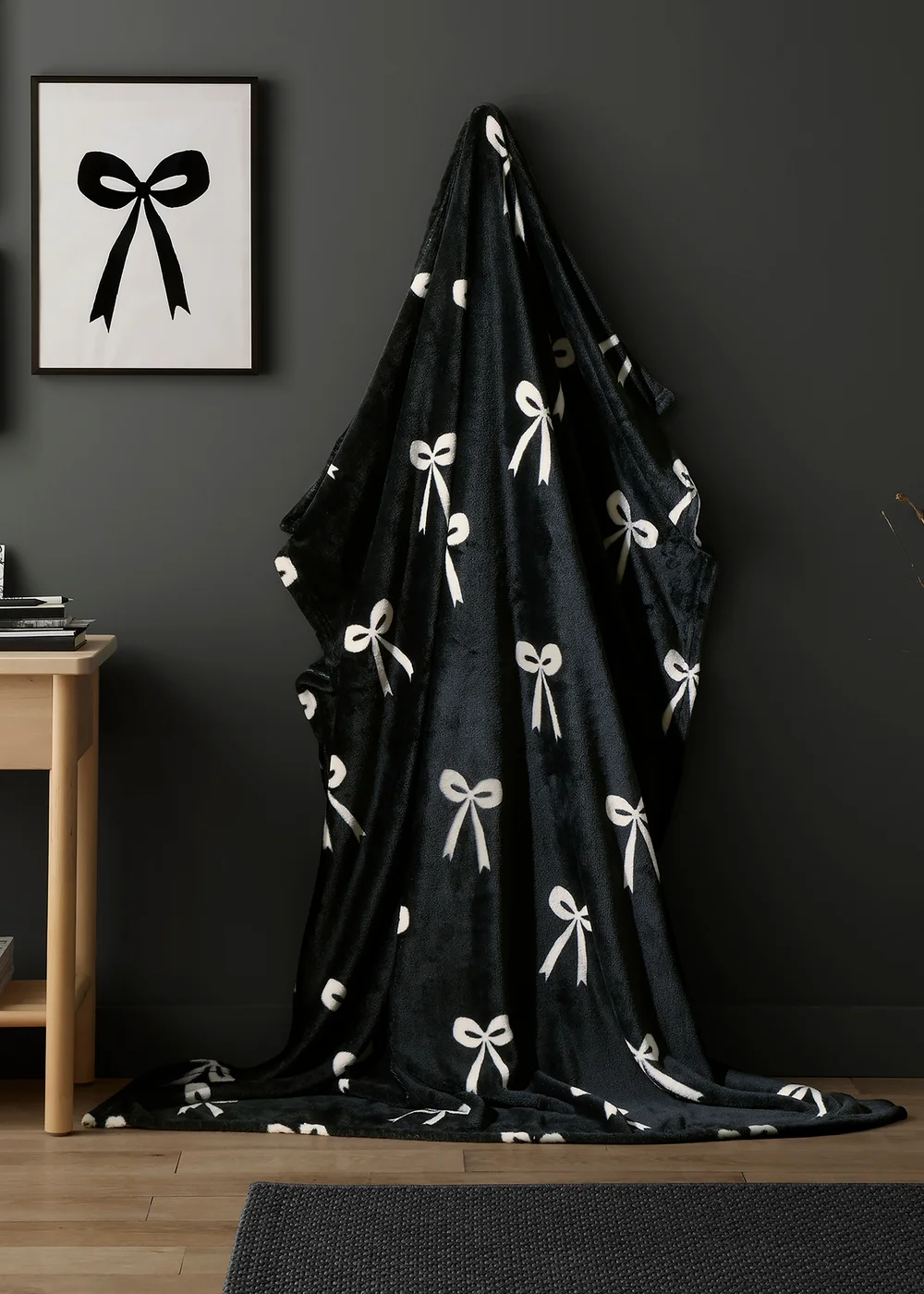 Fusion Bows Fleece Black Throw - 120 X 150 Image 1