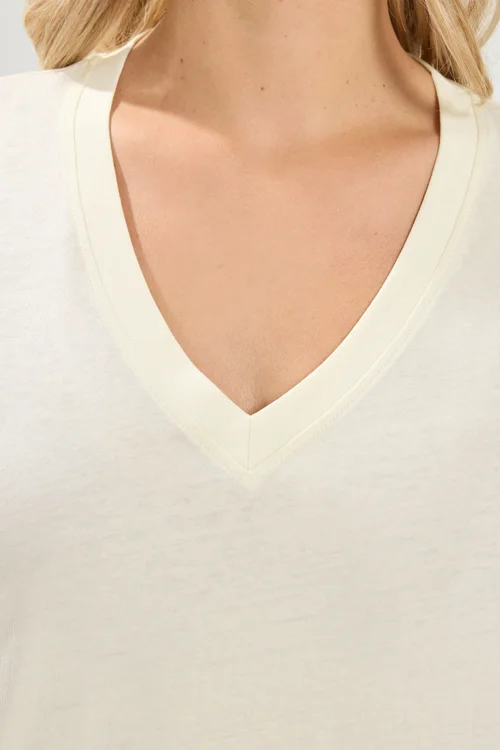 Yours Curve Ivory White V-neckline Longline T-Shirt - 18 Image 4