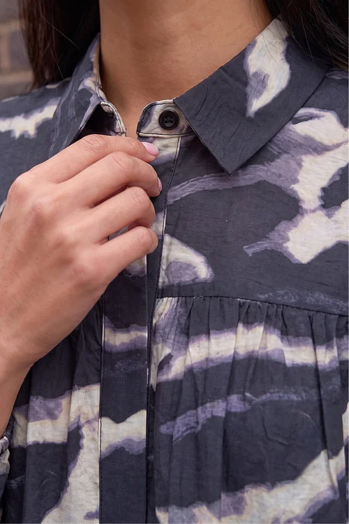 Roman Grey Abstract Print Tiered Shirt - 16 Image 4