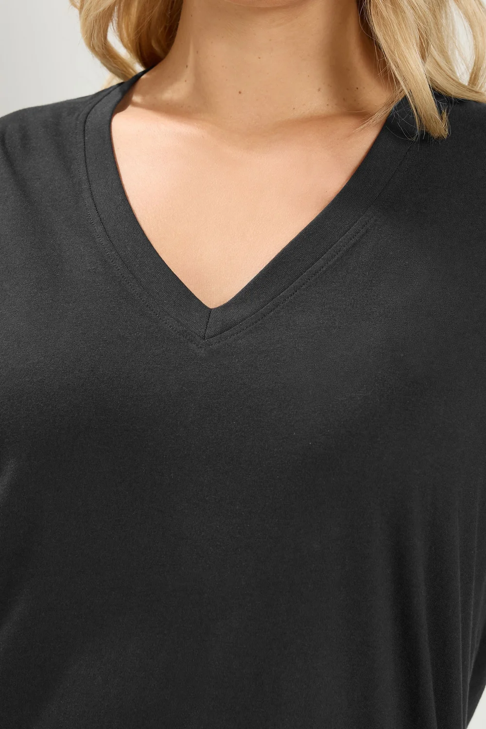 Yours Curve Black V-neckline Longline T-Shirt - 18 Image 4