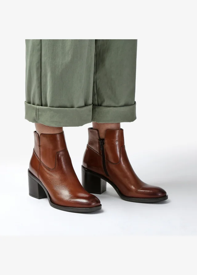 Clarks Womens Brown Valvestino Lo Leather Standard