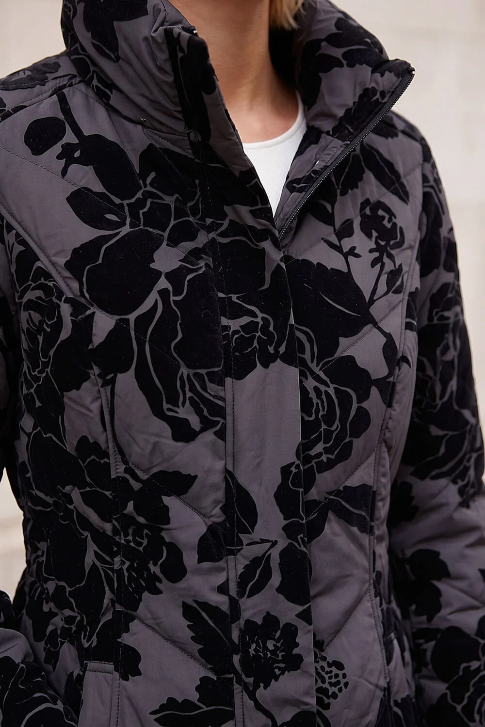Roman Black Rose Flocked Coat - 20 Image 4