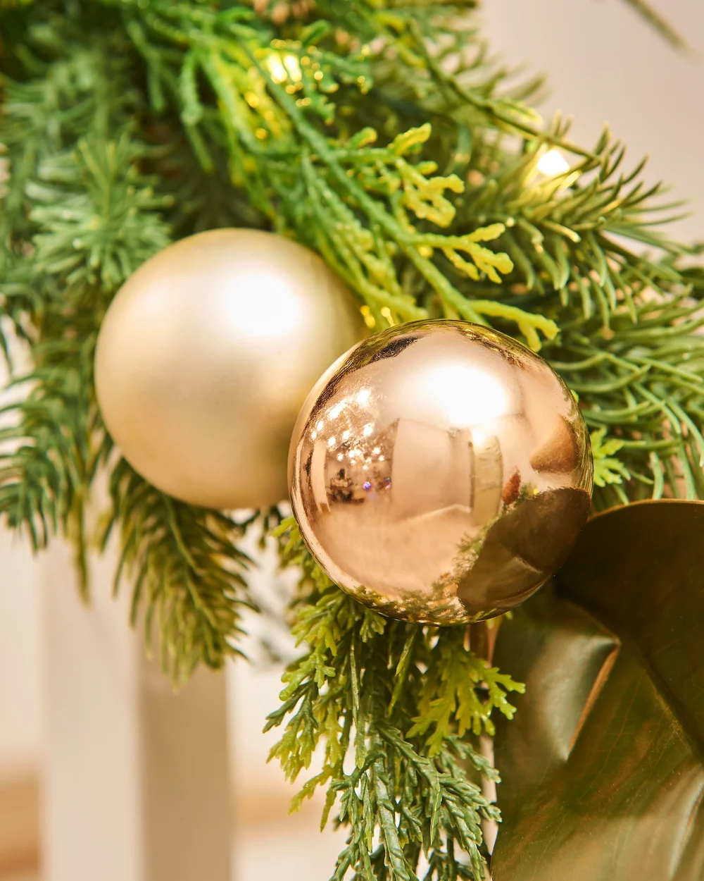 WeRChristmas Green Pre-Lit Mixed-Foliage Artificial Christmas Garland With Berries And Pinecones 50 Warm White Leds 9 Ft - No Size Image 5