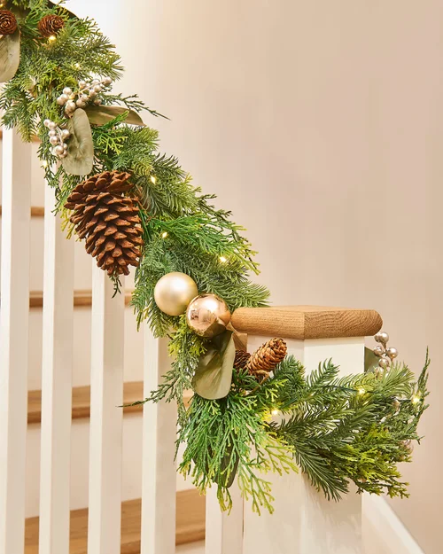 WeRChristmas Green Pre-Lit Mixed-Foliage Artificial Christmas Garland With Berries And Pinecones 50 Warm White Leds 9 Ft - No Size Image 4