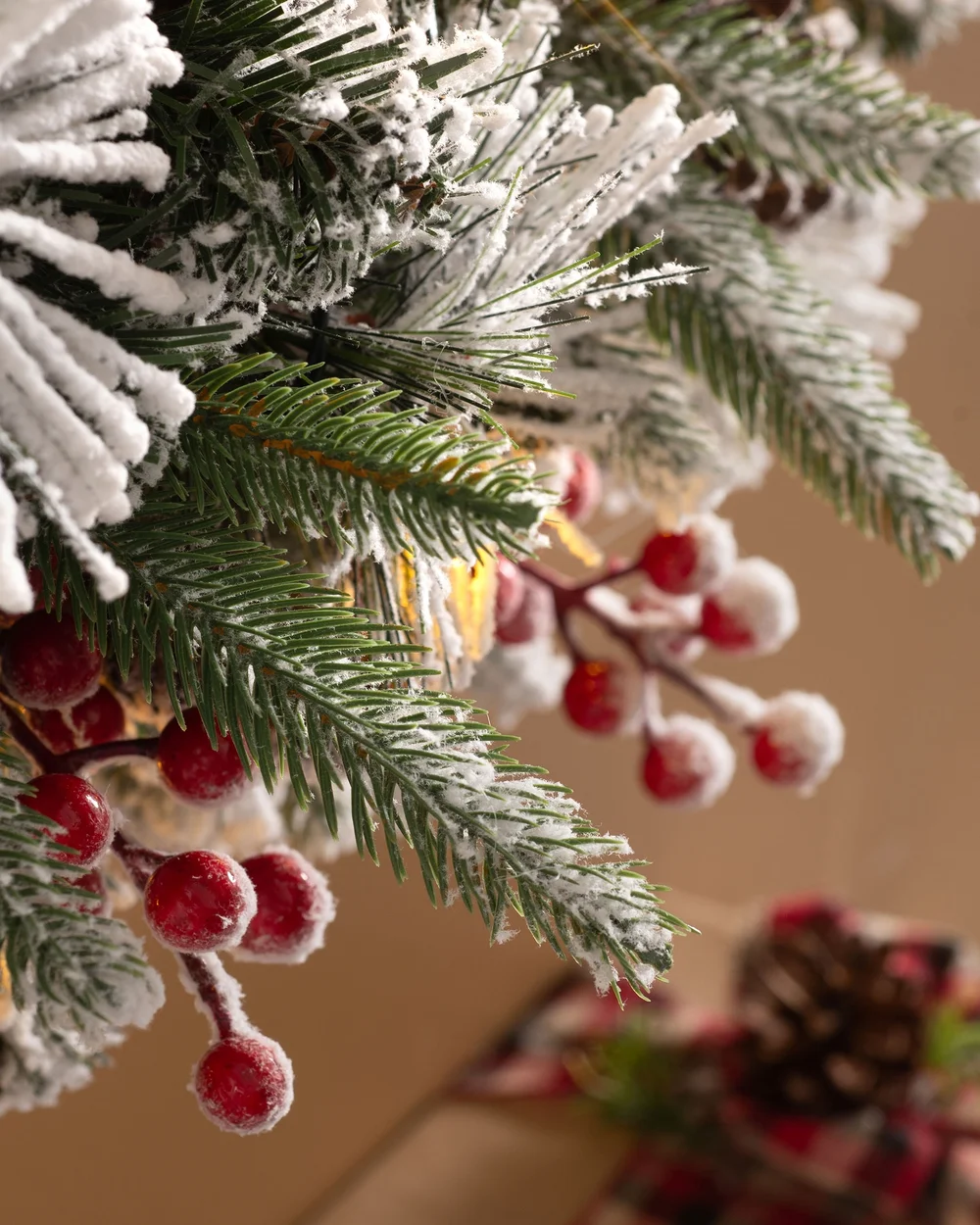 WeRChristmas Multi-Colour Pre-Lit Snow-Flocked Artificial Christmas Wreath With Pinecones And Berries 50 Warm White Leds 76 Cm - No Size Image 4