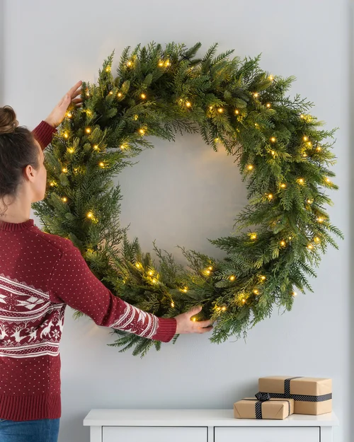 WeRChristmas Green Pre-Lit Natural Fir Artificial Christmas Wreath 100 Warm White Leds 1 M - No Size Image 2