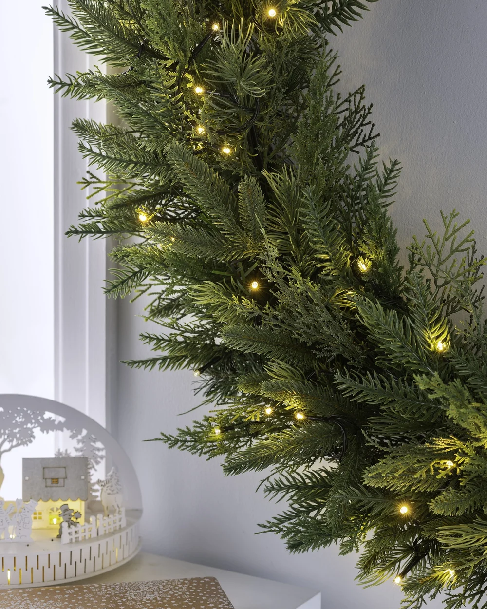 WeRChristmas Green Pre-Lit Natural Fir Artificial Christmas Wreath 100 Warm White Leds 1 M - No Size Image 3