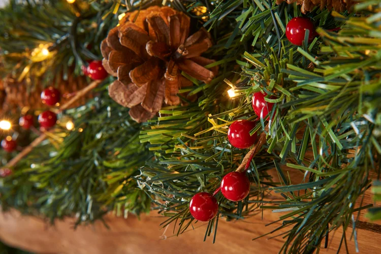 WeRChristmas Green Pre-Lit Extra-Thick Artificial Christmas Garland With Pinecones And Berries 80 Warm White Leds 9 Ft - No Size Image 4
