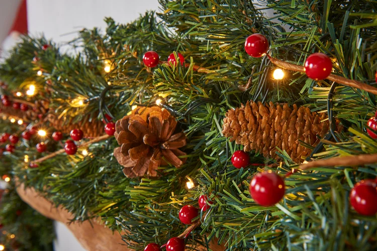 WeRChristmas Green Pre-Lit Extra-Thick Artificial Christmas Garland With Pinecones And Berries 80 Warm White Leds 9 Ft - No Size Image 3