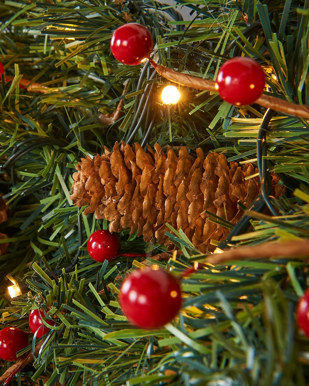 WeRChristmas Green Pre-Lit Extra-Thick Artificial Christmas Garland With Pinecones And Berries 80 Warm White Leds 9 Ft - No Size Image 5