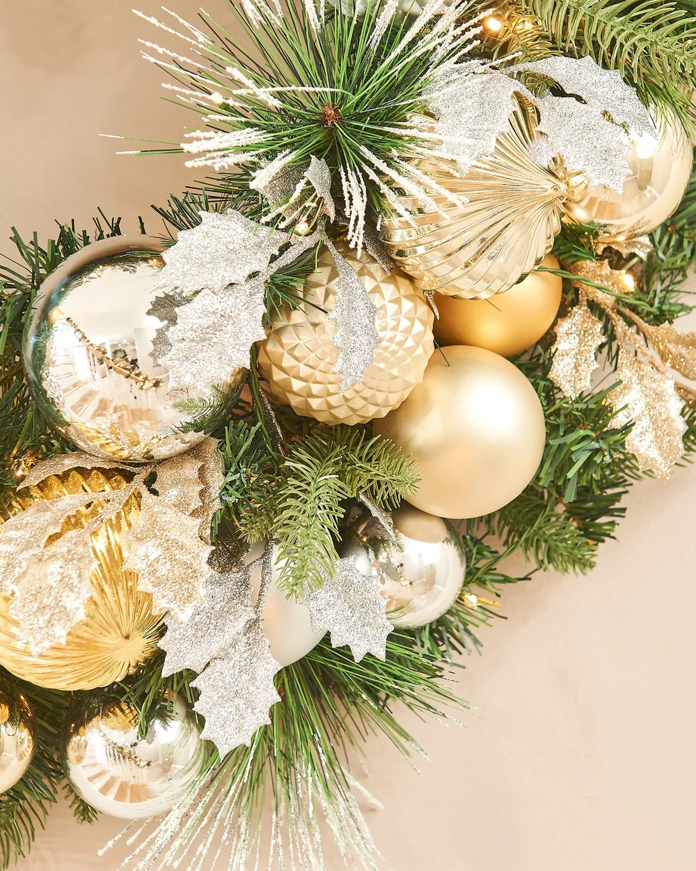 WeRChristmas Multi-Colour Pre-Lit Artificial Christmas Wreath With Silver & Gold Baubles 60 Warm White Leds 76 Cm - No Size Image 4