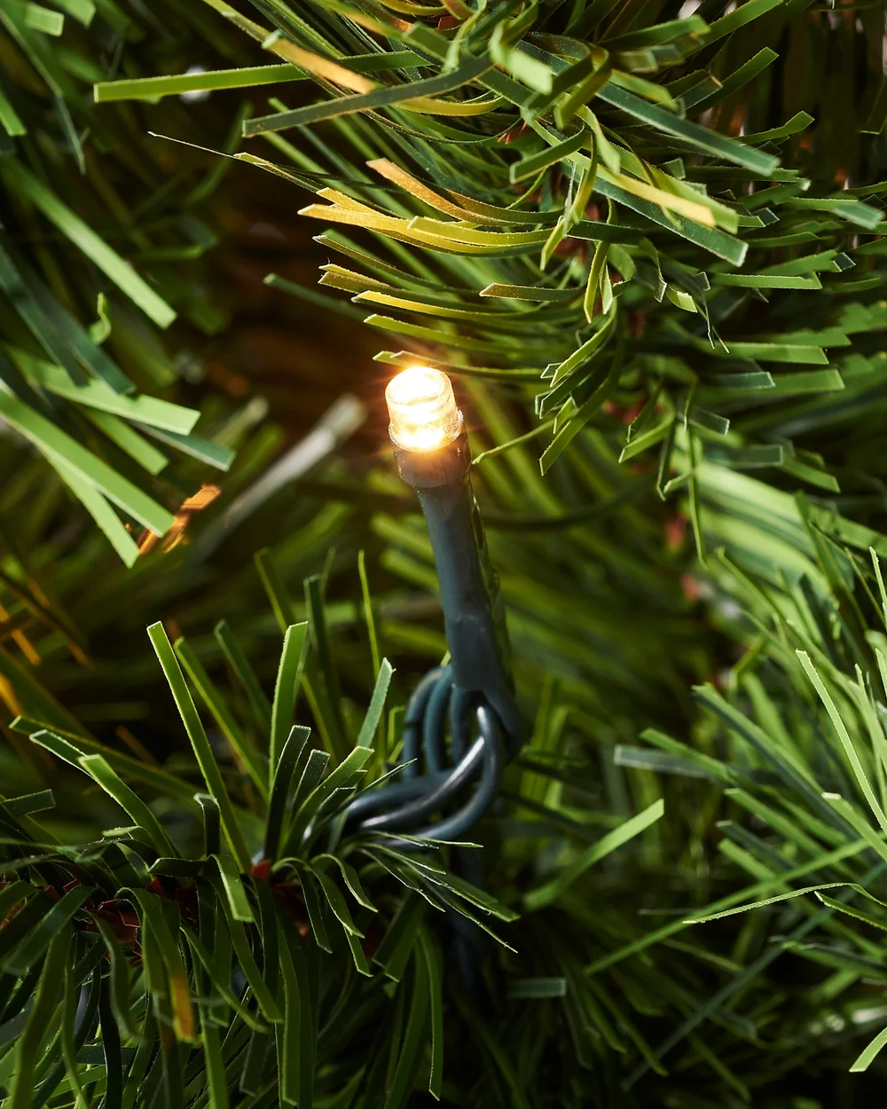 WeRChristmas Green Pre-Lit Emerald Spruce Artificial Christmas Tree 300 Warm White Leds 7 Ft - No Size Image 4